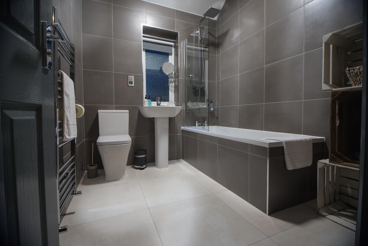 Barnston House - Heswall - Spacious Homely Holiday Home By Rework Accommodation エクステリア 写真